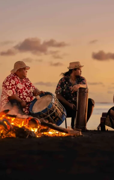 Musical break at sunset in Tahiti ©Alikaphoto