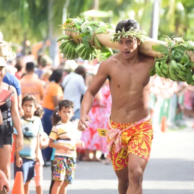 Porteur de fruit lors d'un événement culturel et sportif à Tahiti Et Ses Îles