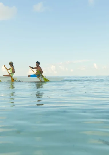 Couple's pirogue trip on Tikehau lagoon © Tahiti Tourisme