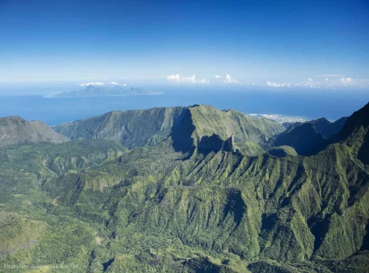View of Tahiti's mountain peaks © Grégoire Le Bacon Tahiti Nui Helicopters