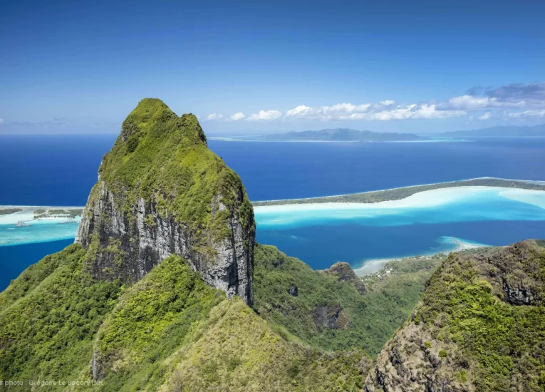 Hiking in Bora Bora © Grégoire Le Bacon & Tahiti Nui Helicopters
