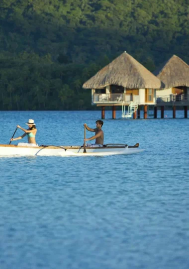 Canoeing in Bora Bora c Tahiti Tourisme