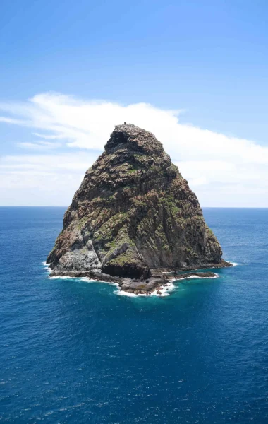 Rock rising out of the sea on Ua Huka © Tahiti Tourisme