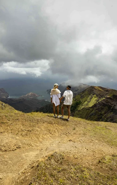 A couple in front of a splendid view in the Marquesas archipelago© Grégoire Le Bacon