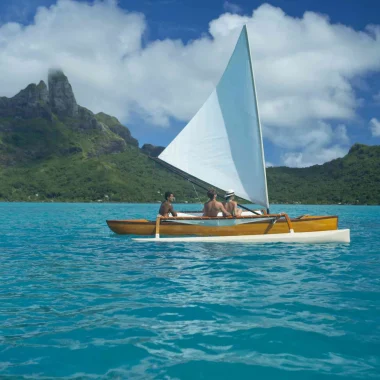 Sailing canoe in Bora Bora © Grégoire Le Bacon