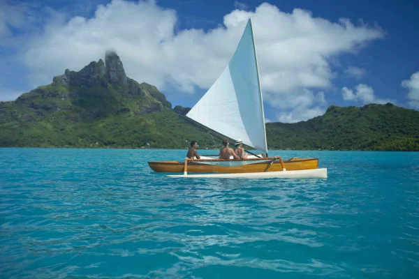 Sailing canoe in Bora Bora © Grégoire Le Bacon