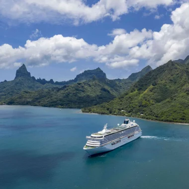 Cruise ship in Moorea © Tahiti Tourisme