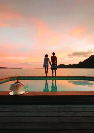A couple's sunset by the pool © Tahiti Tourisme
