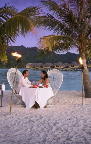 Romance at dinner on the beach © David Kirkland