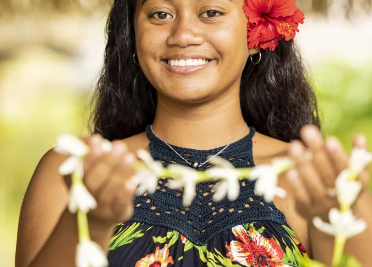 Welcoming with flower necklace - Huahine © Grégoire Le Bacon