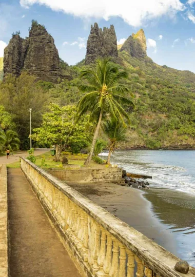 The beach and bridge of the village of Hatiheu in Nuku Hiva © Grégoire Le Bacon