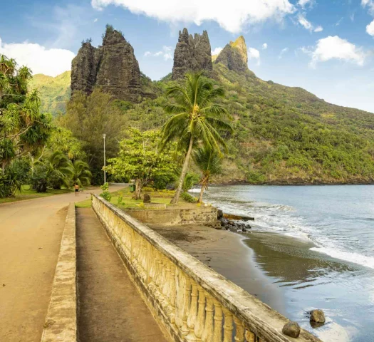 The beach and bridge of the village of Hatiheu in Nuku Hiva © Grégoire Le Bacon