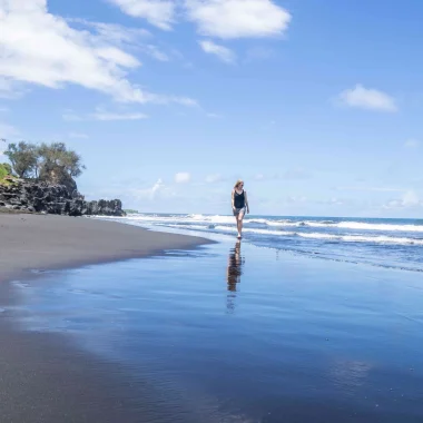 Plage de sable noir à Tahiti © Kim Lawson