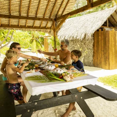 Family lunch with local specialties by the beach © Grégoire Le Bacon