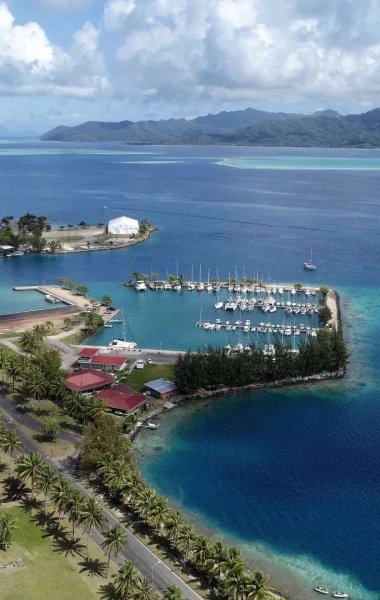 Ville Uturoa de Raiatea avec vue sur la marina, la piscine d'eau de mer et Taha'a © Port Autonome de Papeete