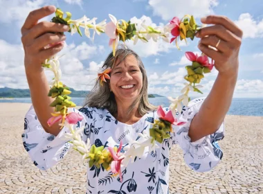 Accueil polynesien avec couronne de fleur et le sourire de ces habitants © Alika Photography