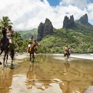 Cavaliers de Nuku Hiva sur plage de sable de blanc © Grégoire Le Bacon