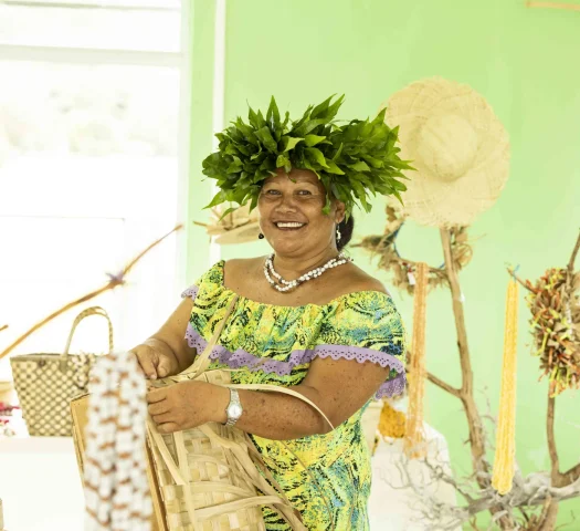 Seller of 'ete (Tahitian reo basket) in Raivavae ©Grégoire Le Bacon