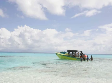 Excursions to Rangiroa's coral reefs © Vincent LYKY