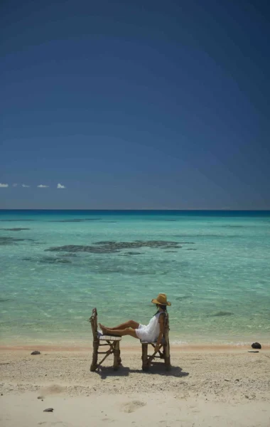 Sunbathing on the pink sands of Tikehau © Tahiti Tourisme