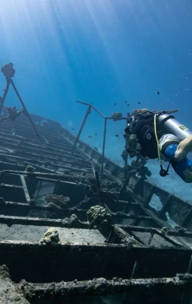 Wreck diving in Tahiti © Mark Fitz
