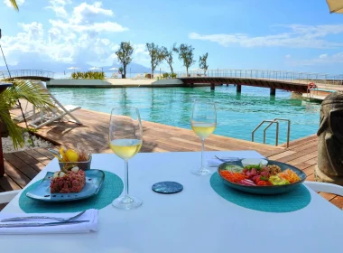 Profiter d'un excellent repas au bord de l'eau © Manava Suite Resort Tahiti - ® M Colombini
