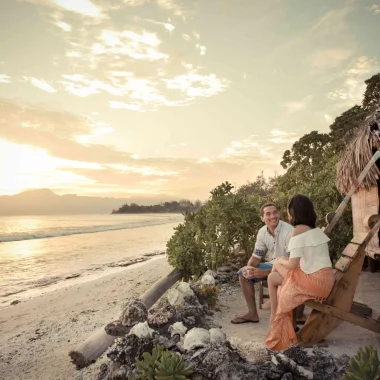 Couple admiring the sunset from their bungalow in Moorea © Hélène Havard