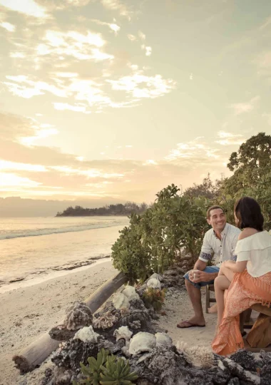 Couple admiring the sunset from their bungalow in Moorea © Hélène Havard