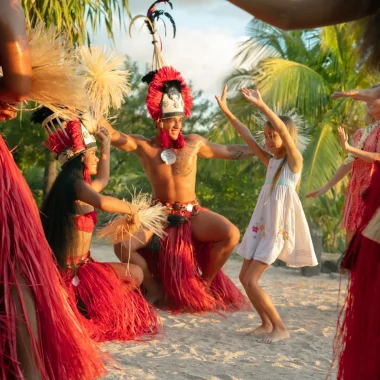 Dance invitation in The Islands of Tahiti © Grégoire Le Bacon