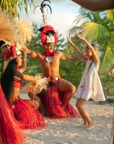 Dance invitation in The Islands of Tahiti © Grégoire Le Bacon