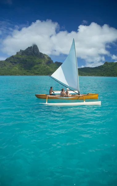 Une pirogue à voile traditionnelle © Tahiti Tourisme