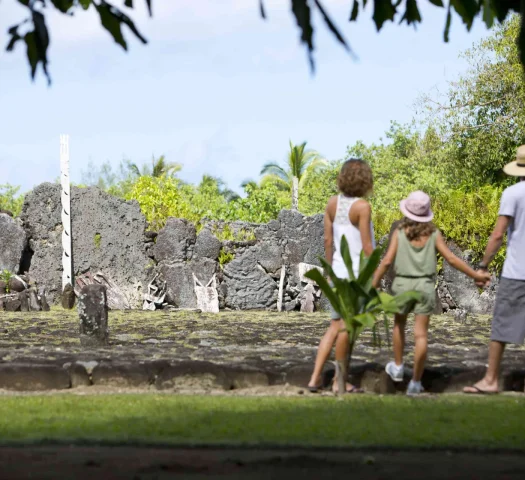 A family visit to the taputapuatea marae on the island of Raiatea © Tahiti Tourisme