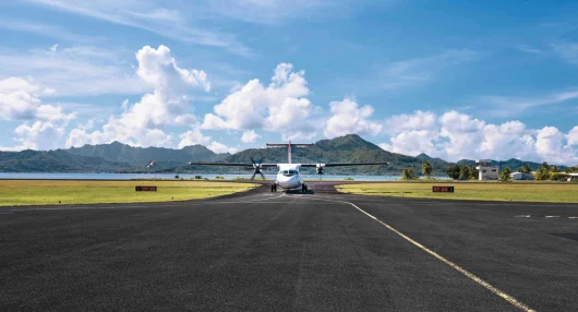 Arrivée avion ATRr Air Tahiti sur le tarmac de l'aéroport de Raiatea © Alika Photography